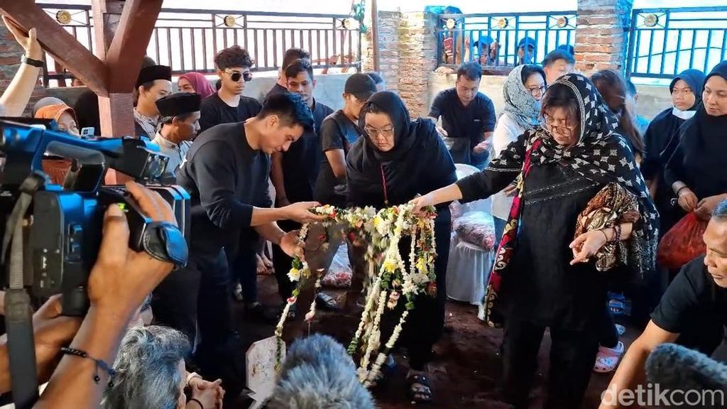 Momen Baim Wong Turun ke Liang Lahad Makamkan Sang Ayah